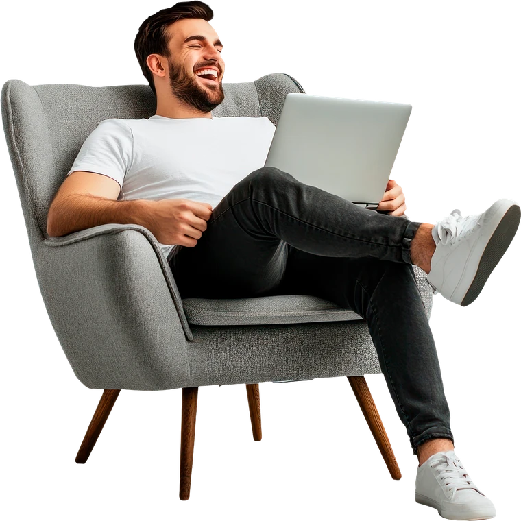 Cliente sorrindo, sentado na poltrona com o notebook no colo