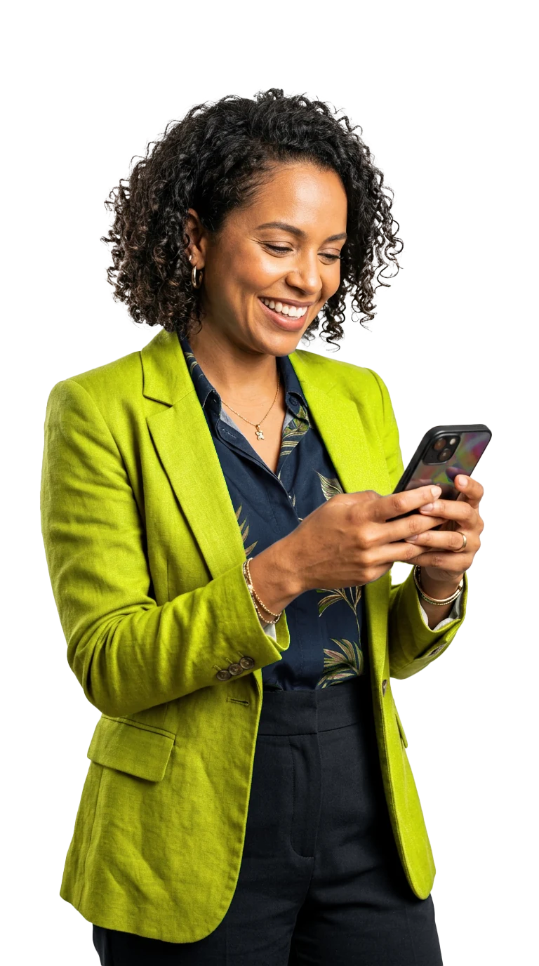 Cliente conferindo os planos da Patrimonial pelo celular
